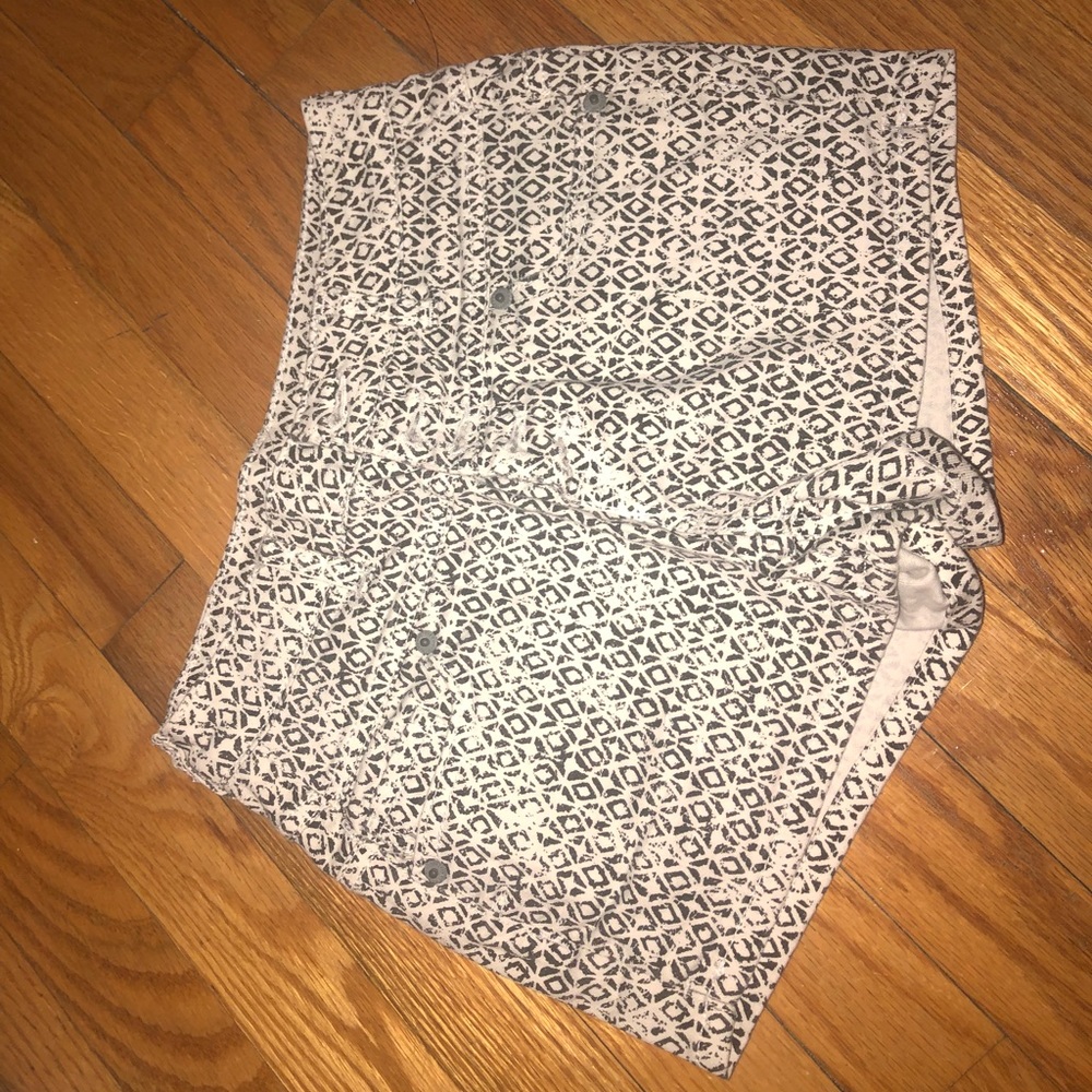 High waisted pattern black and white shorts